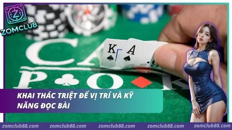 Hai lá A bích và K bích được hé trên bàn Poker cạnh các chồng chip.